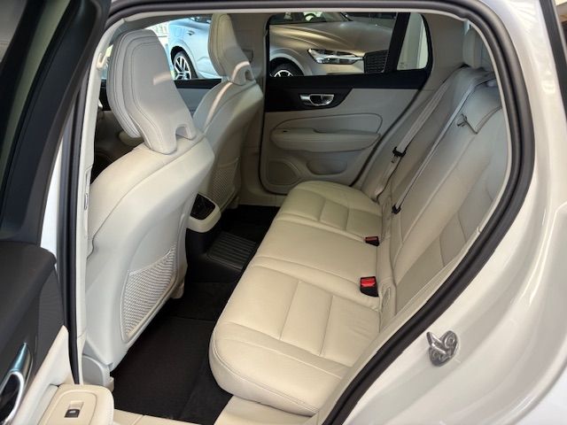 Volvo V60 Ultra Bright Recharge Plug-In Hybrid AWD T8