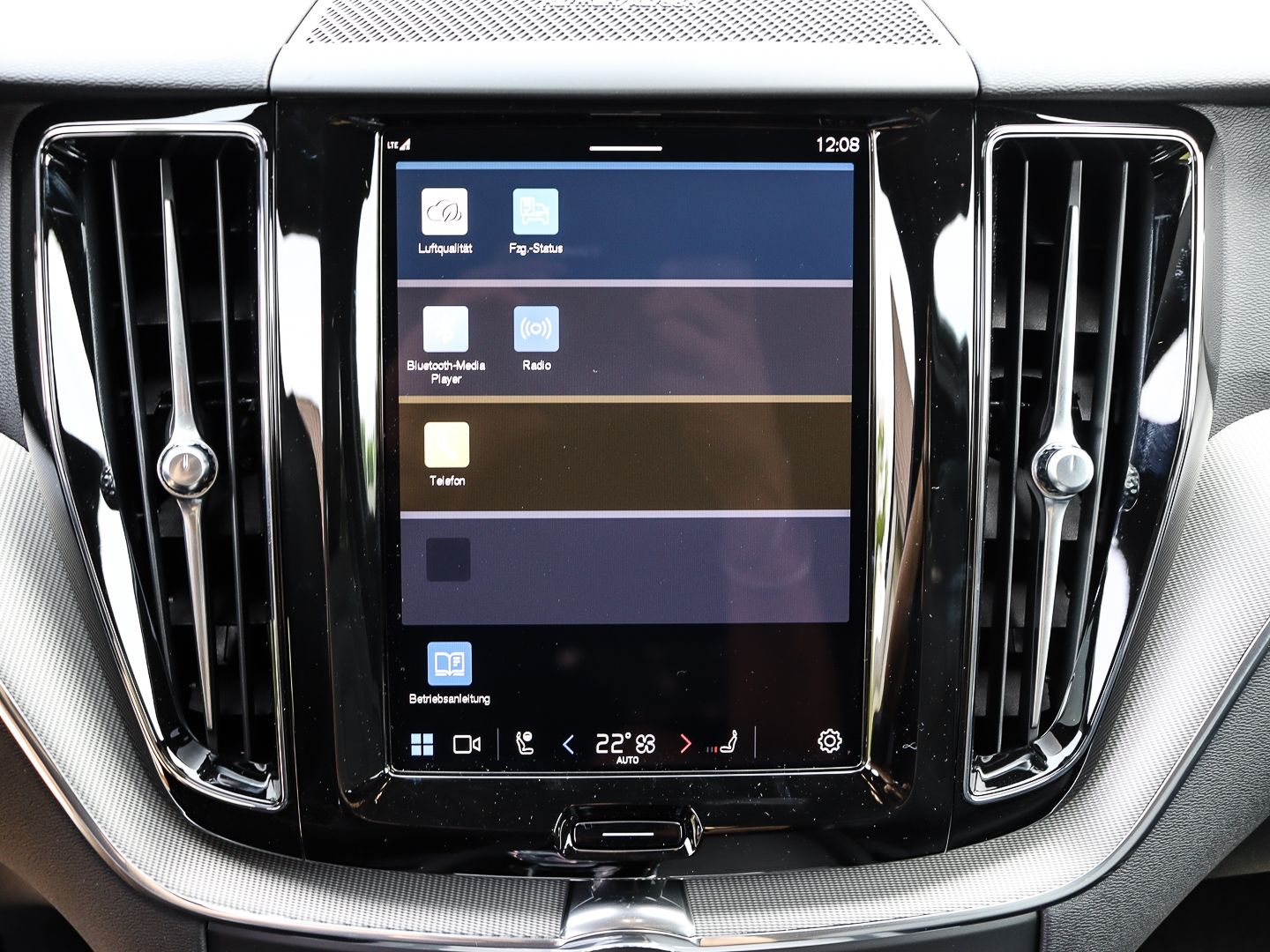 Volvo XC60 B4 Benzin Plus Dark - Samsaru's Car Outlet