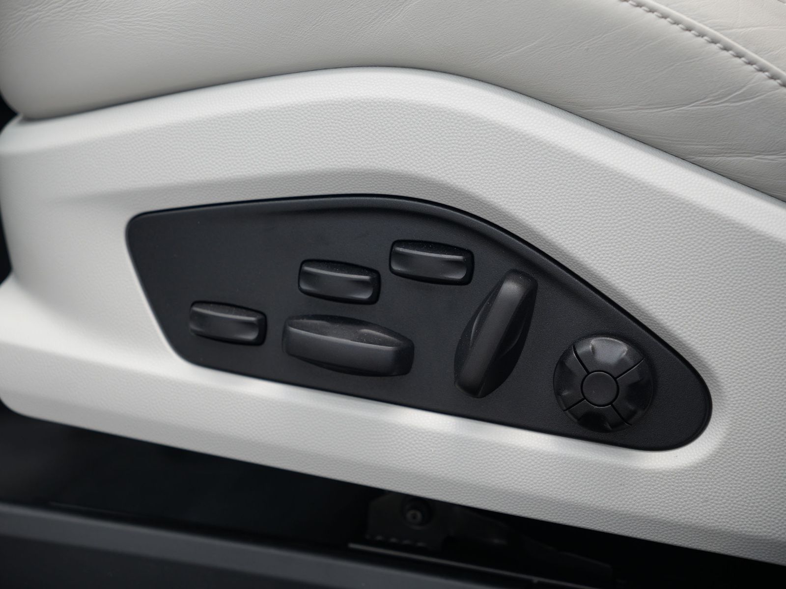 Porsche Macan 4 - Samsaru's Car Outlet