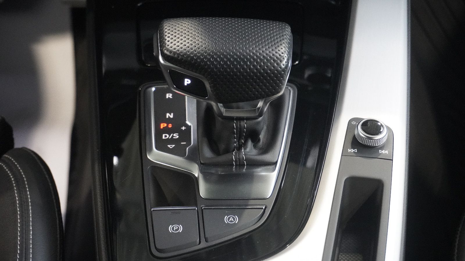 Audi A4 Avant 40 TFSI quattro S line - Samsaru's Car Outlet