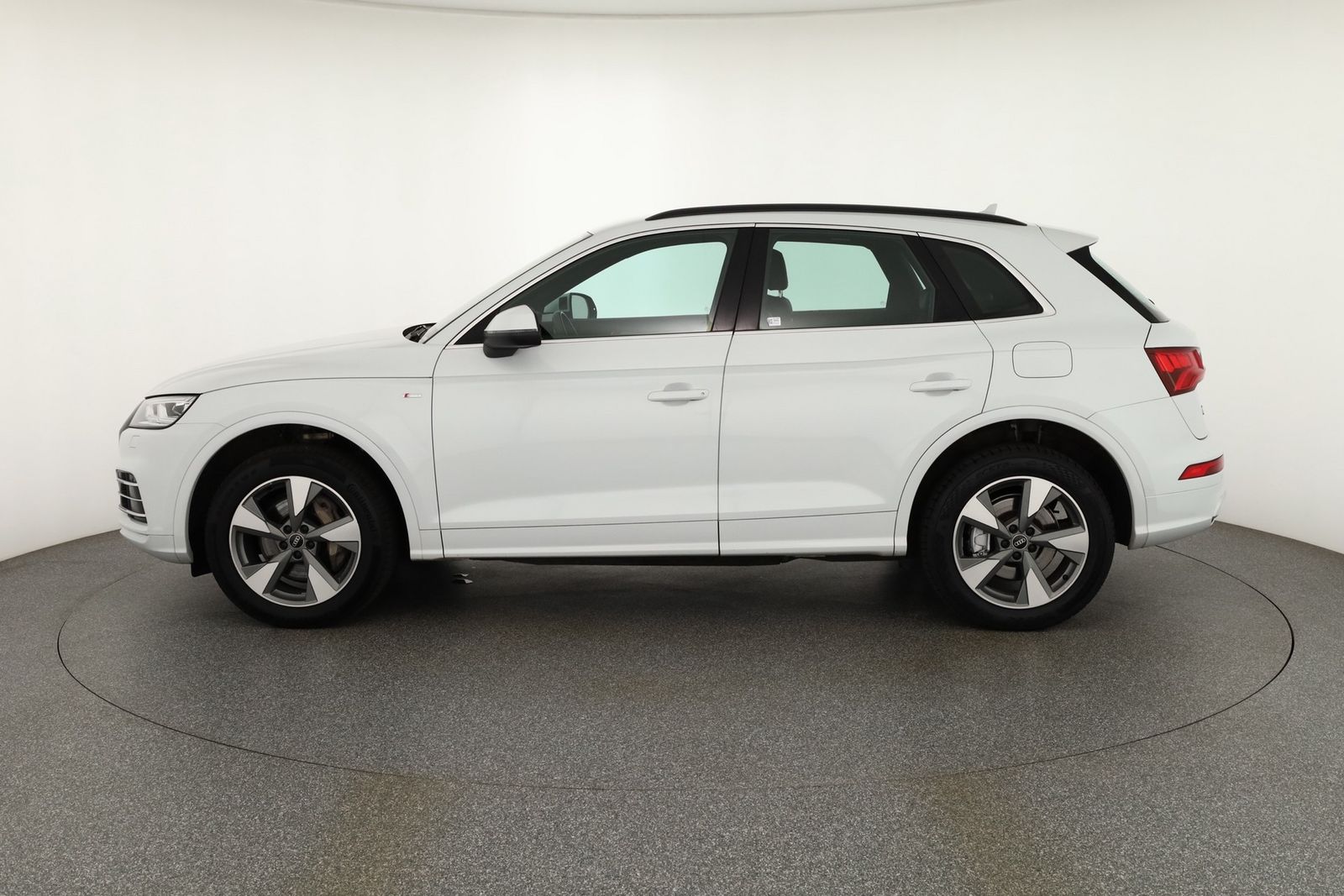 Audi Q5 55 TFSIe 2x S-Line quattro - Samsaru's Car Outlet