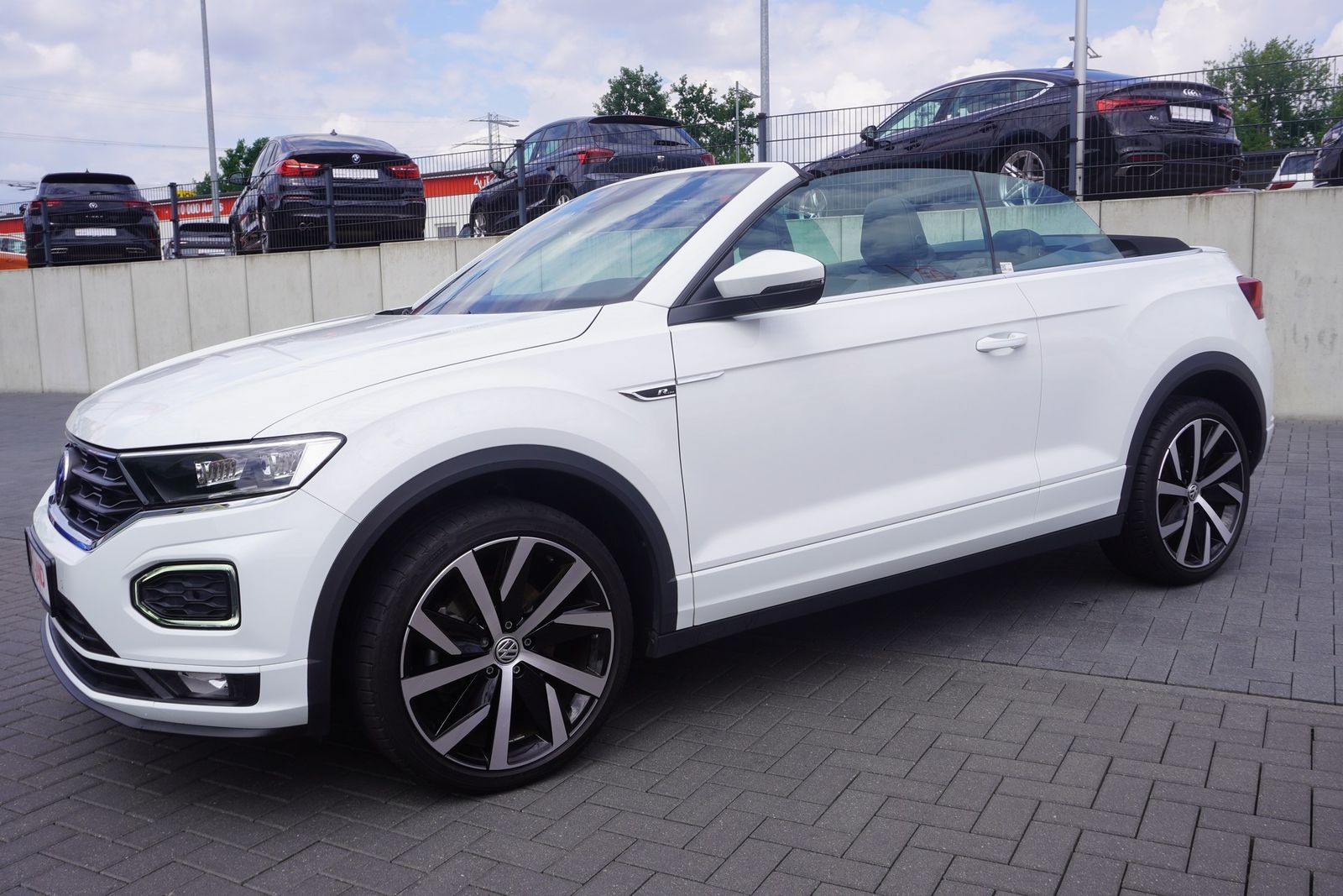 Volkswagen T-Roc 1.5 TSI R-Line - Samsaru's Car Outlet
