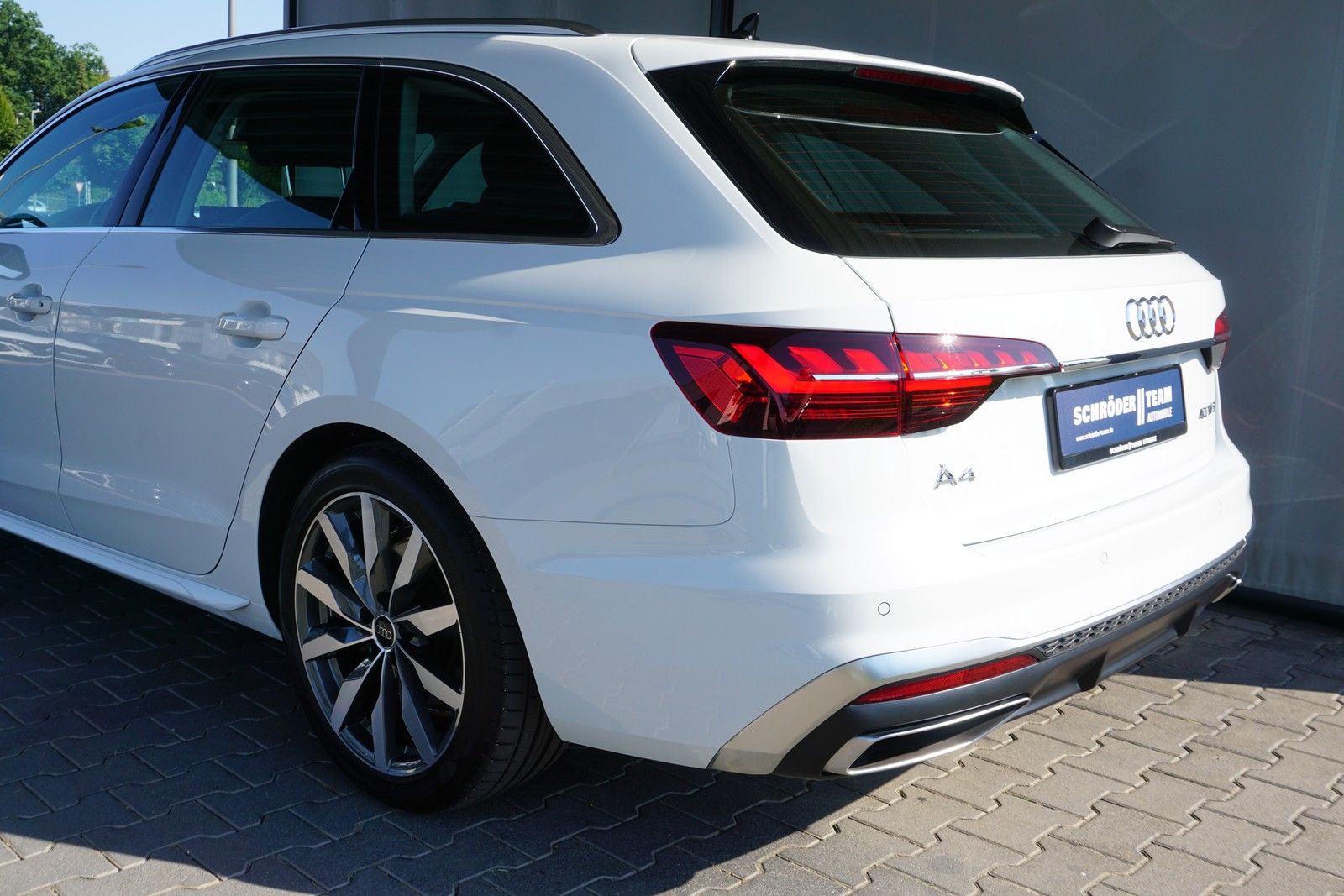 Audi A4 Avant 40 TFSI S tronic S line - Samsaru's Car Outlet
