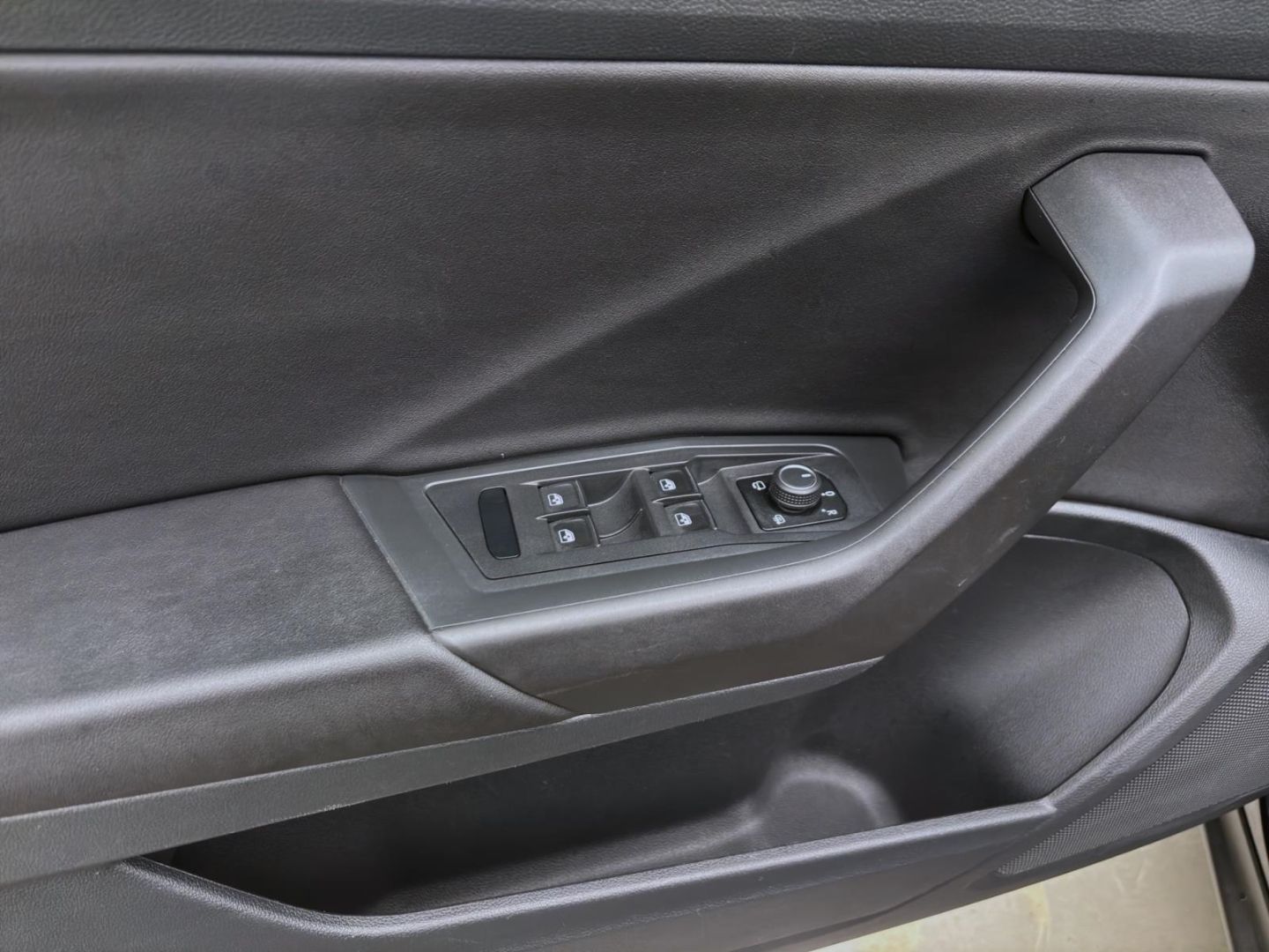 Volkswagen T-Roc 1.5 TSI R-LINE - Samsaru's Car Outlet