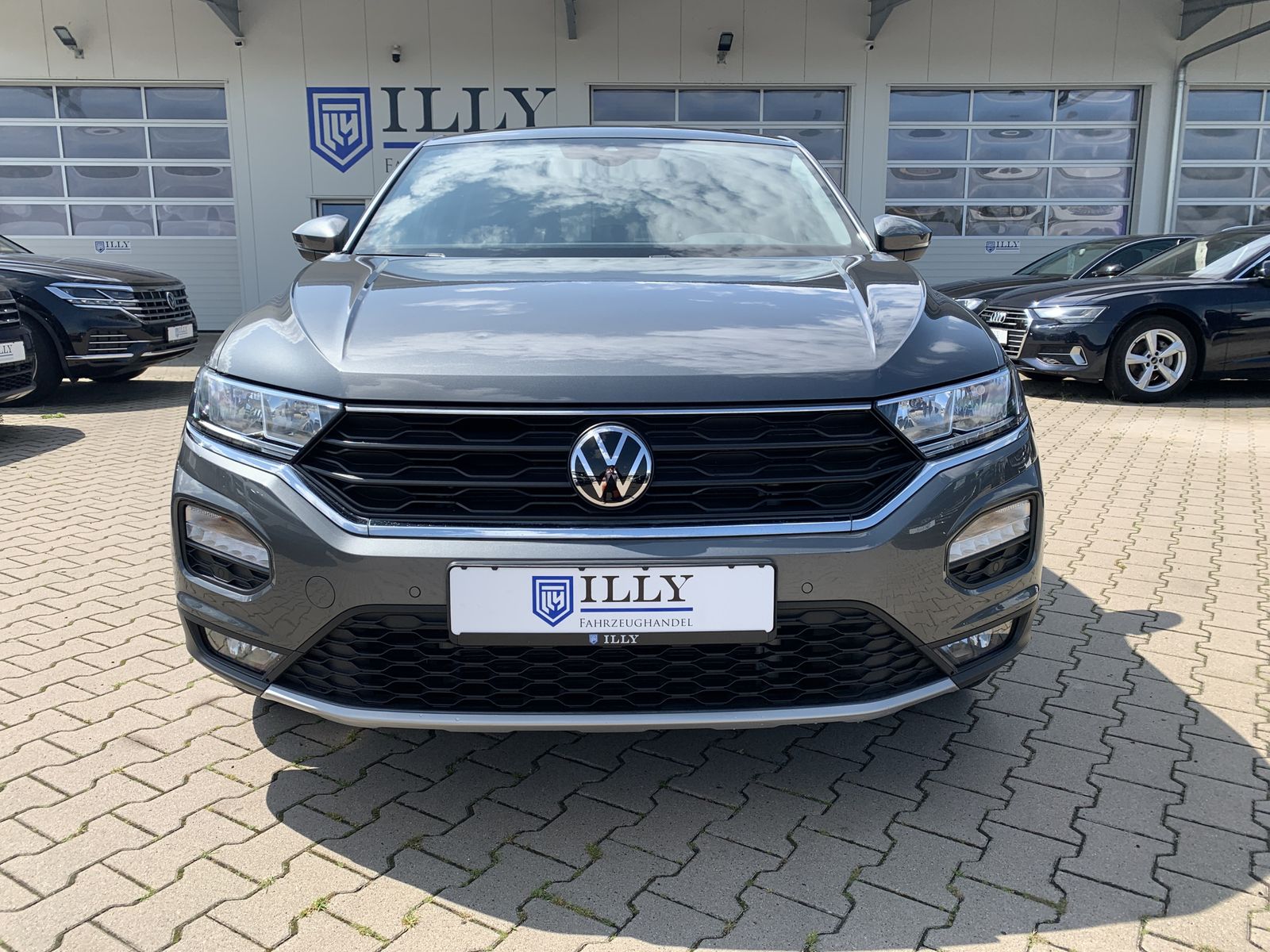Volkswagen T-Roc 1.5 TSI Sport - Samsaru's Car Outlet