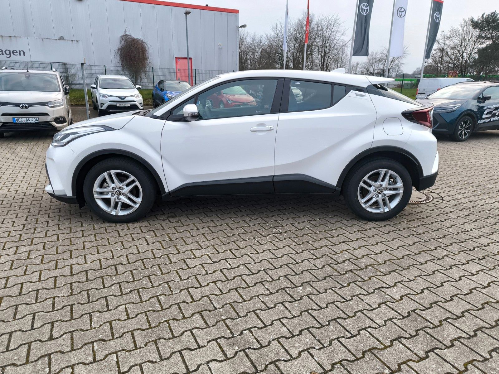 Toyota C-HR Hybrid Flow - Samsaru's Car Outlet