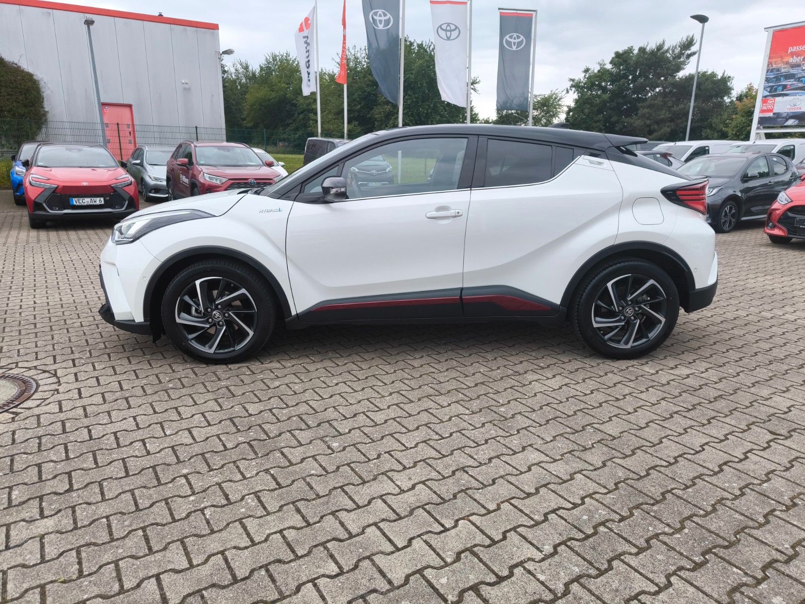 Toyota C-HR Hybrid Style - Samsaru's Car Outlet