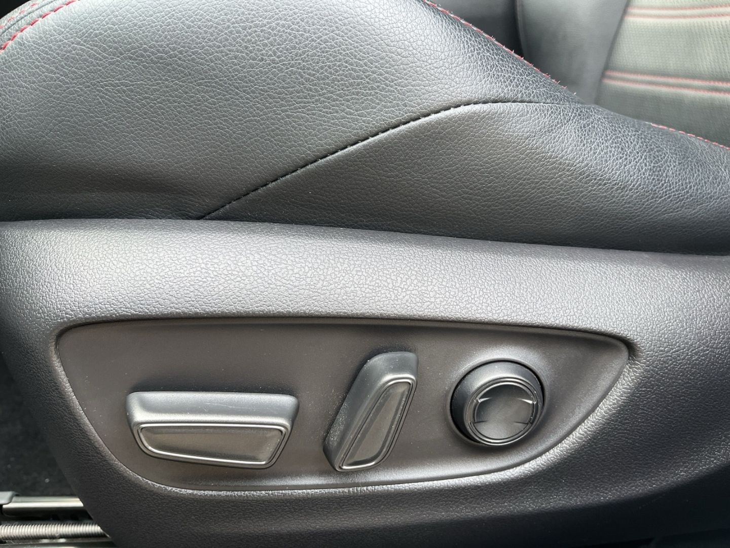 Toyota RAV 4 Plug-in Hybrid 4x4 - Samsaru's Car Outlet