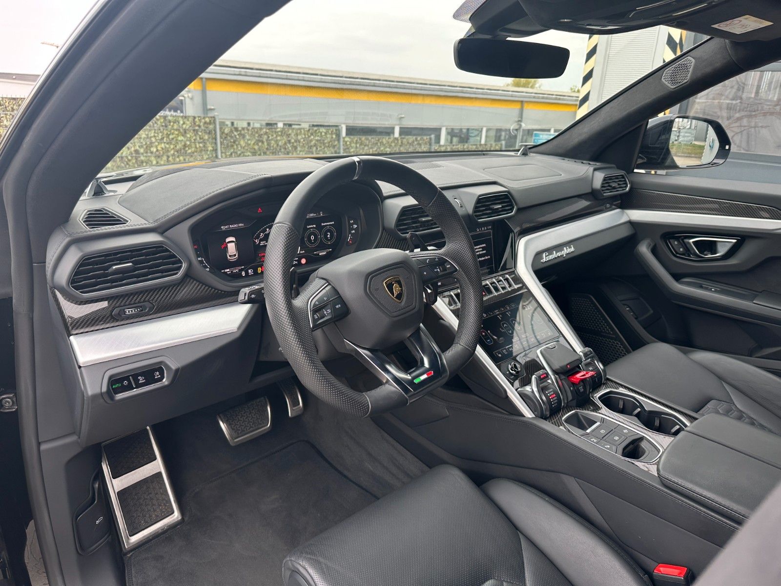 Lamborghini Urus 4.0 V8 - Samsaru's Car Outlet