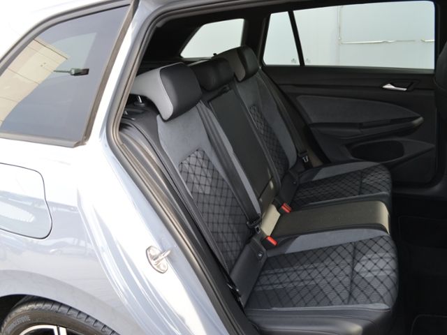 Volkswagen Golf VIII Variant 1.5 eTSI 150 PS DSG R-Line - Samsaru's Car Outlet