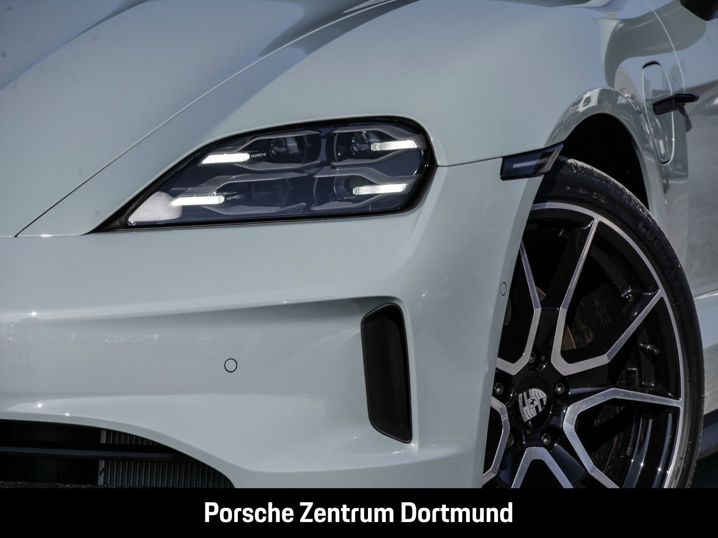 Porsche Taycan Sport Turismo Surround View  Panoramadach