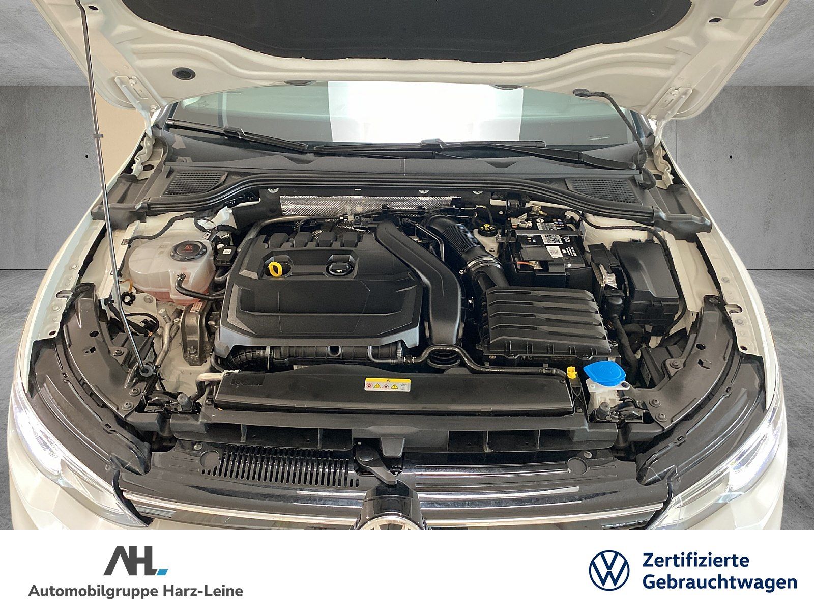Volkswagen Golf VIII 1.5 TSI Life - Samsaru's Car Outlet