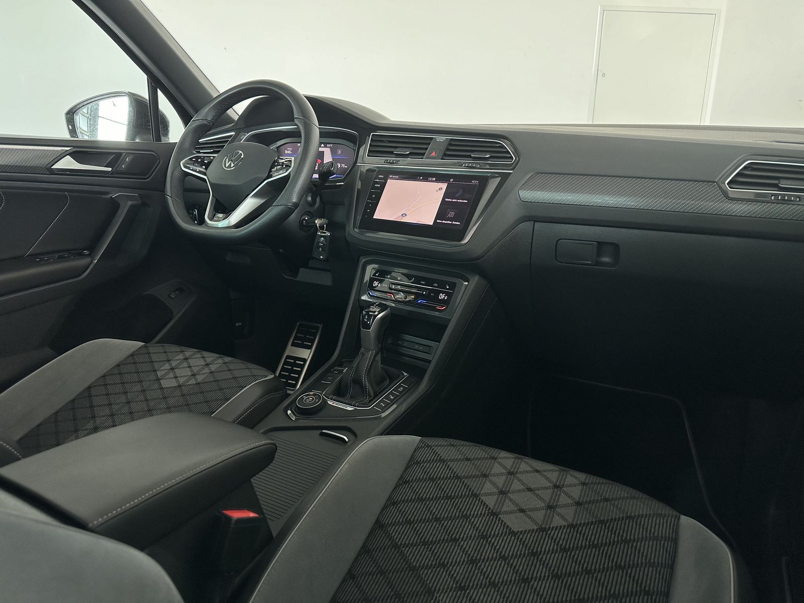 Volkswagen Tiguan R-Line 4M - Samsaru's Car Outlet