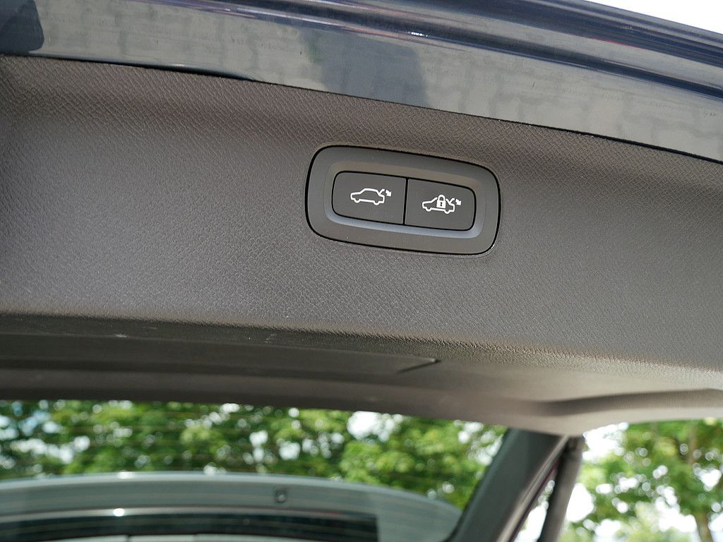 Volvo XC90 B5 AWD Plus Bright LUFTFEDERUNG 360° PANO
