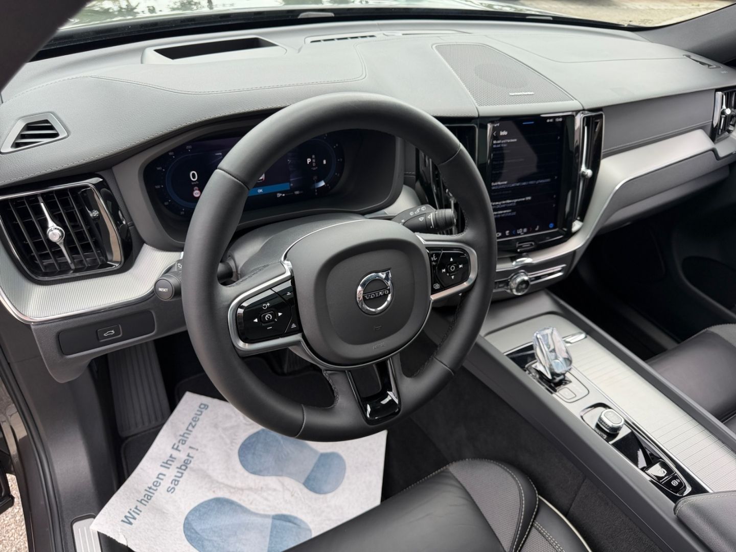Volvo XC60 Ultimate Dark B5 AWD H&K Luftfederung Stand