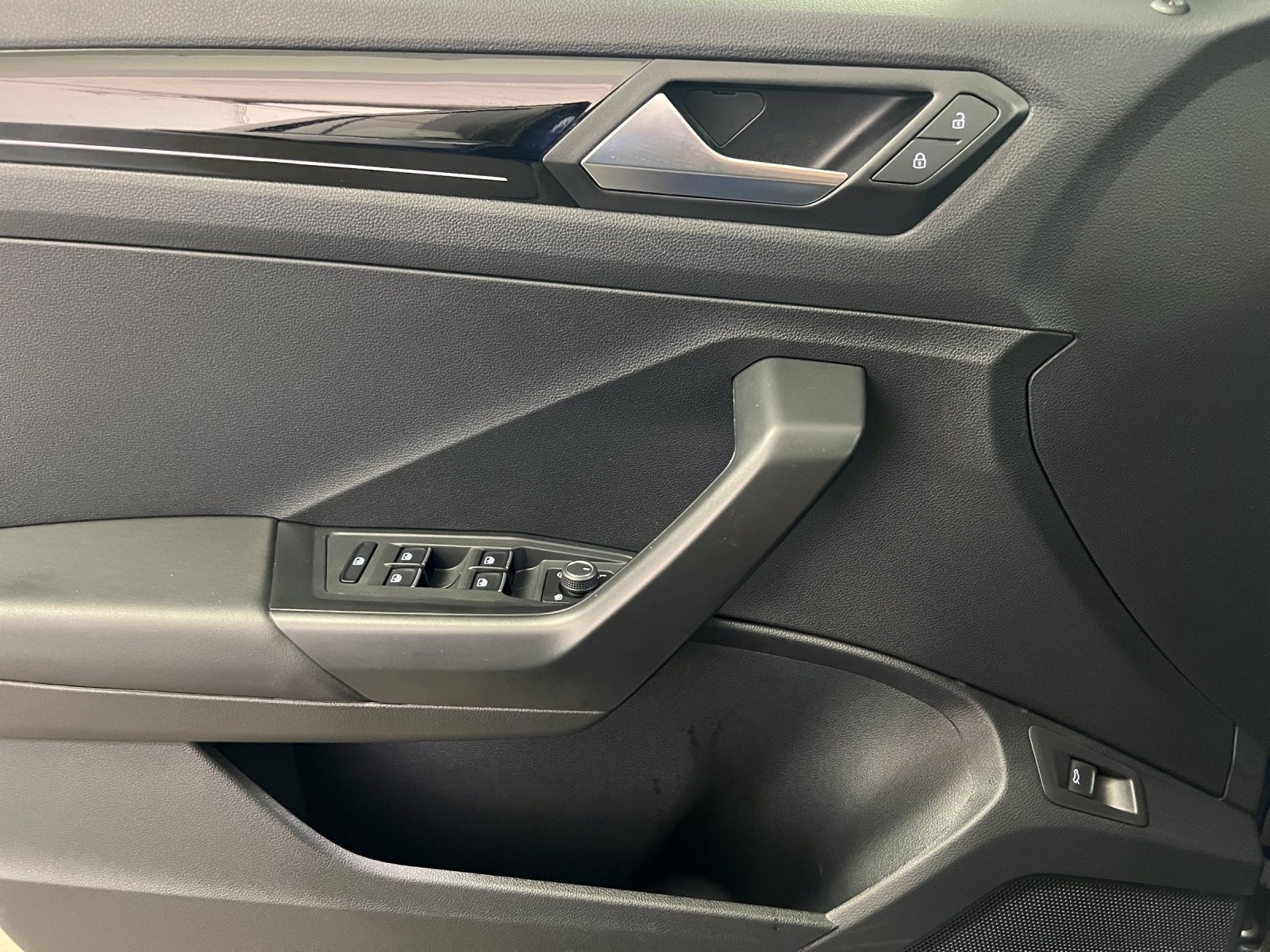 Volkswagen T-Roc R 4M - Samsaru's Car Outlet