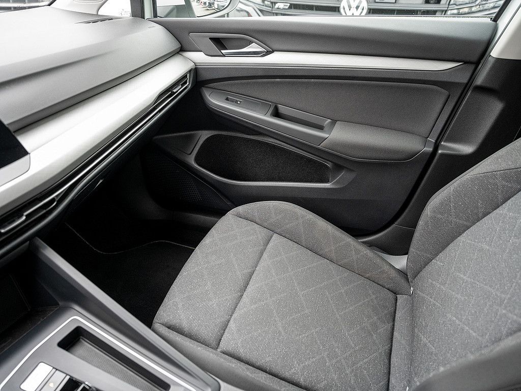 Volkswagen Golf VIII 1.0 eTSI Life - Samsaru's Car Outlet