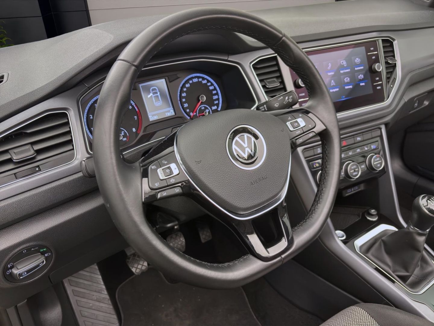 Volkswagen T-Roc 1.0 TSI STYLE - Samsaru's Car Outlet