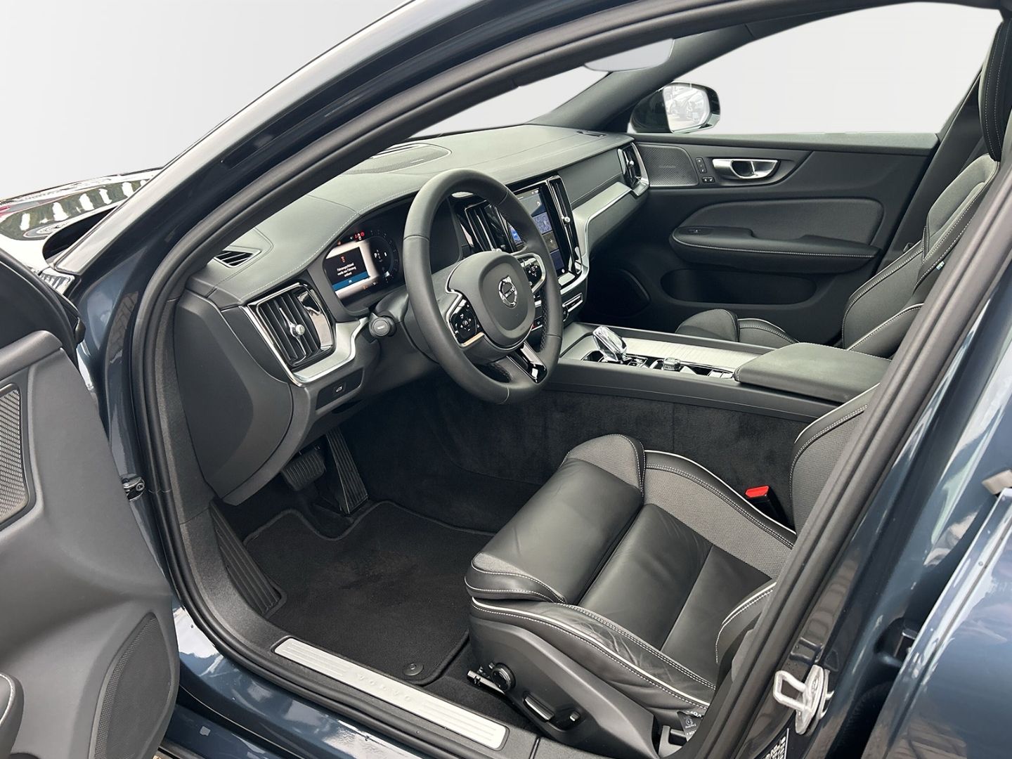 Volvo S60 B5 Benzin AWD Ultimate Dark 19'' AHK Harman
