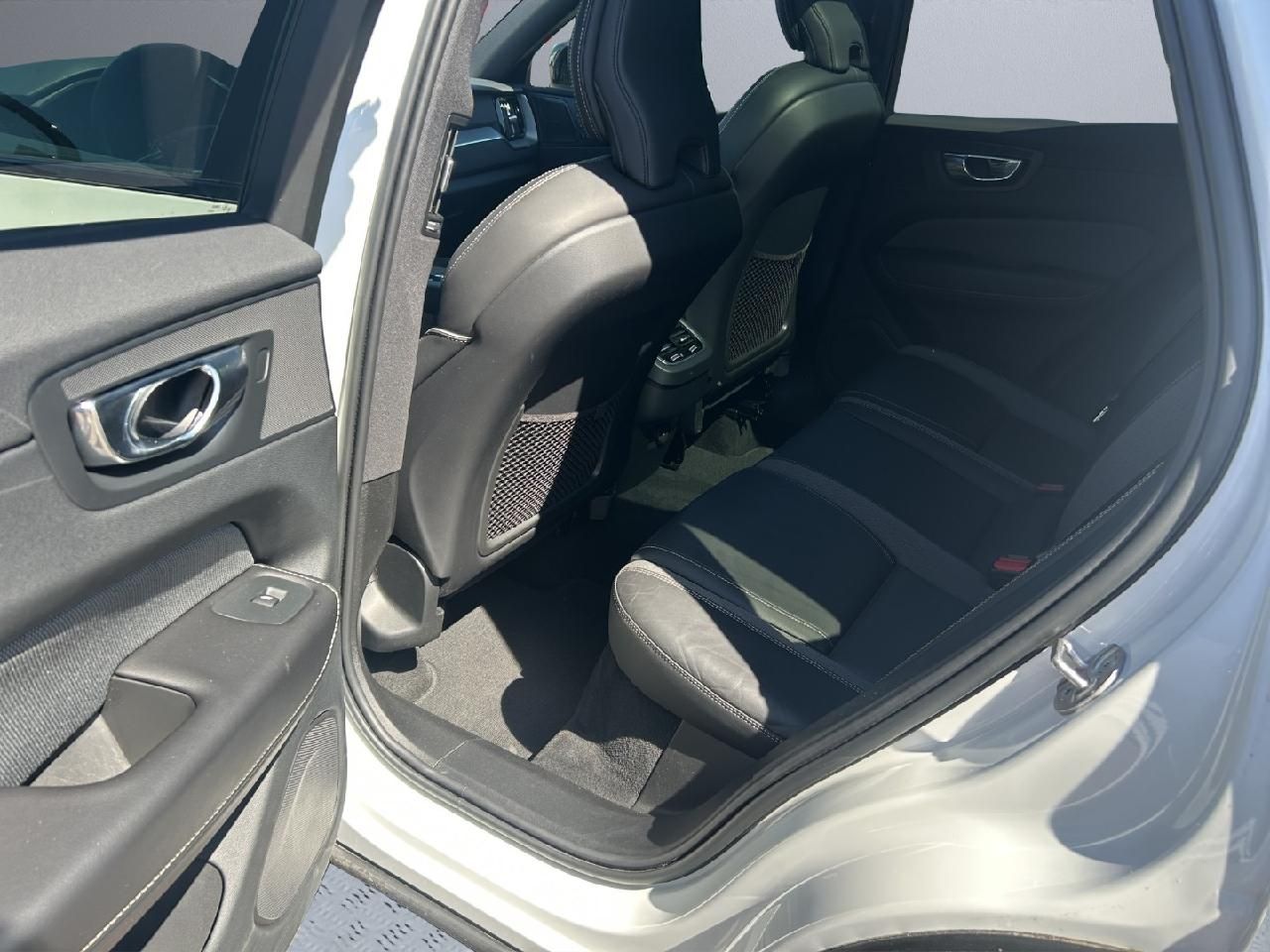 Volvo XC60 Ultimate Dark AWD * AHK * 360 Grad Kamera