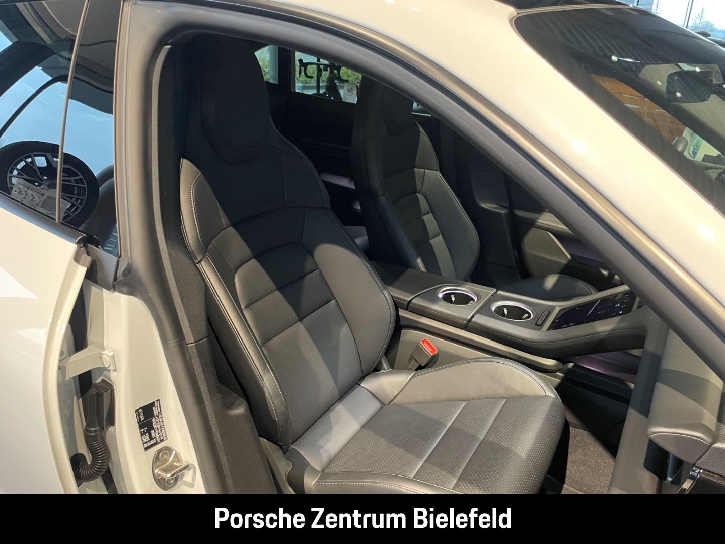 Porsche Taycan 4 Cross Turismo Panorama Surround-View