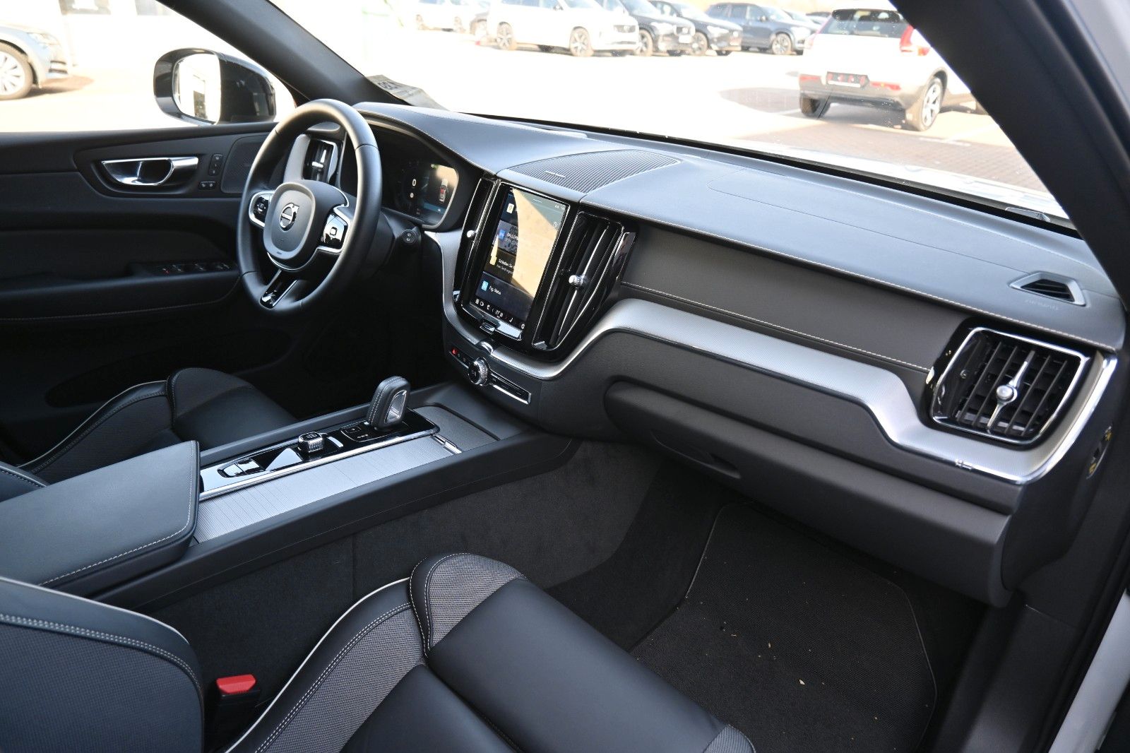 Volvo XC60 B5D AWD R-Design*LUFT*360*H&K*STHZ*HUD*QI