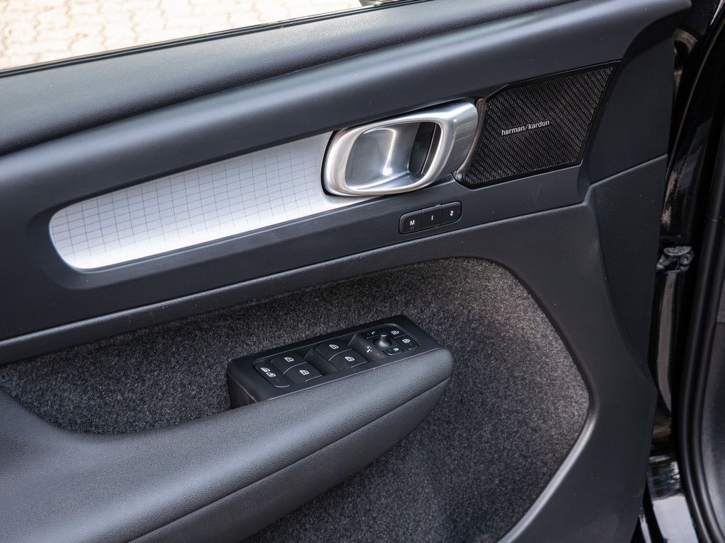 Volvo XC40 T5 Plus Dark Recharge Plug-In Hybrid / AHK