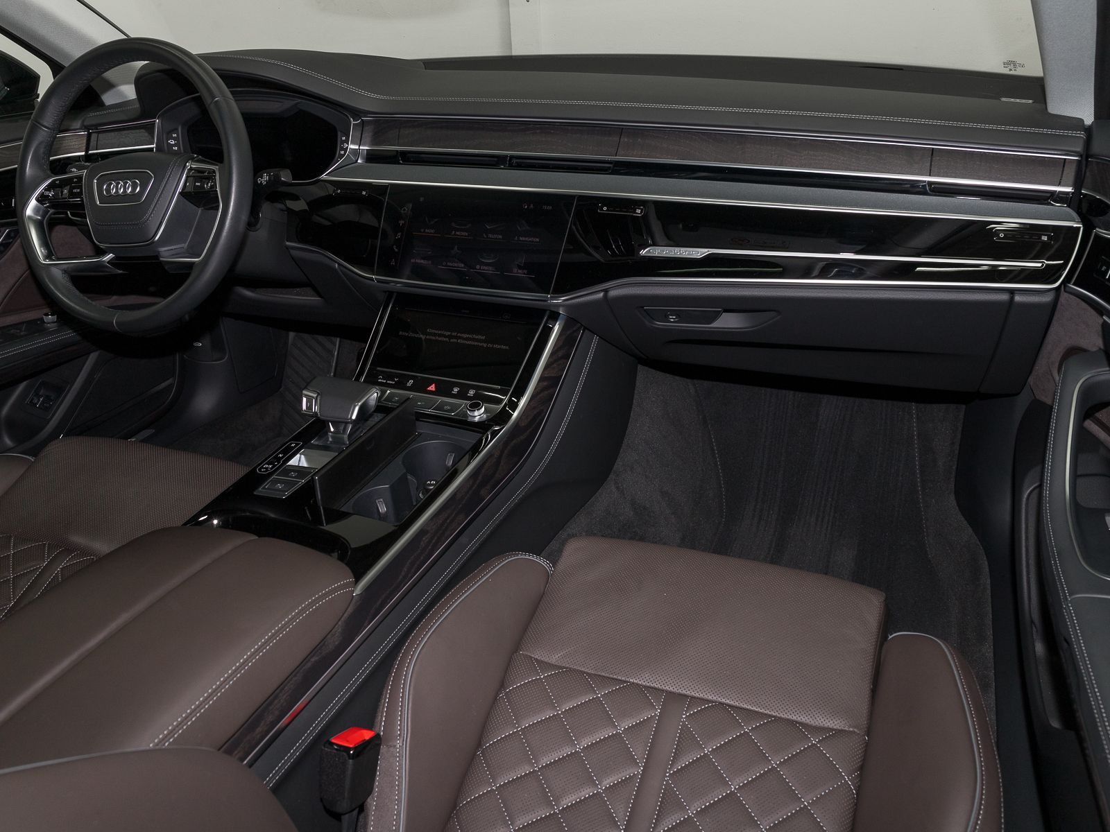 Audi A8 Lang 60 TFSIe Q - Samsaru's Car Outlet