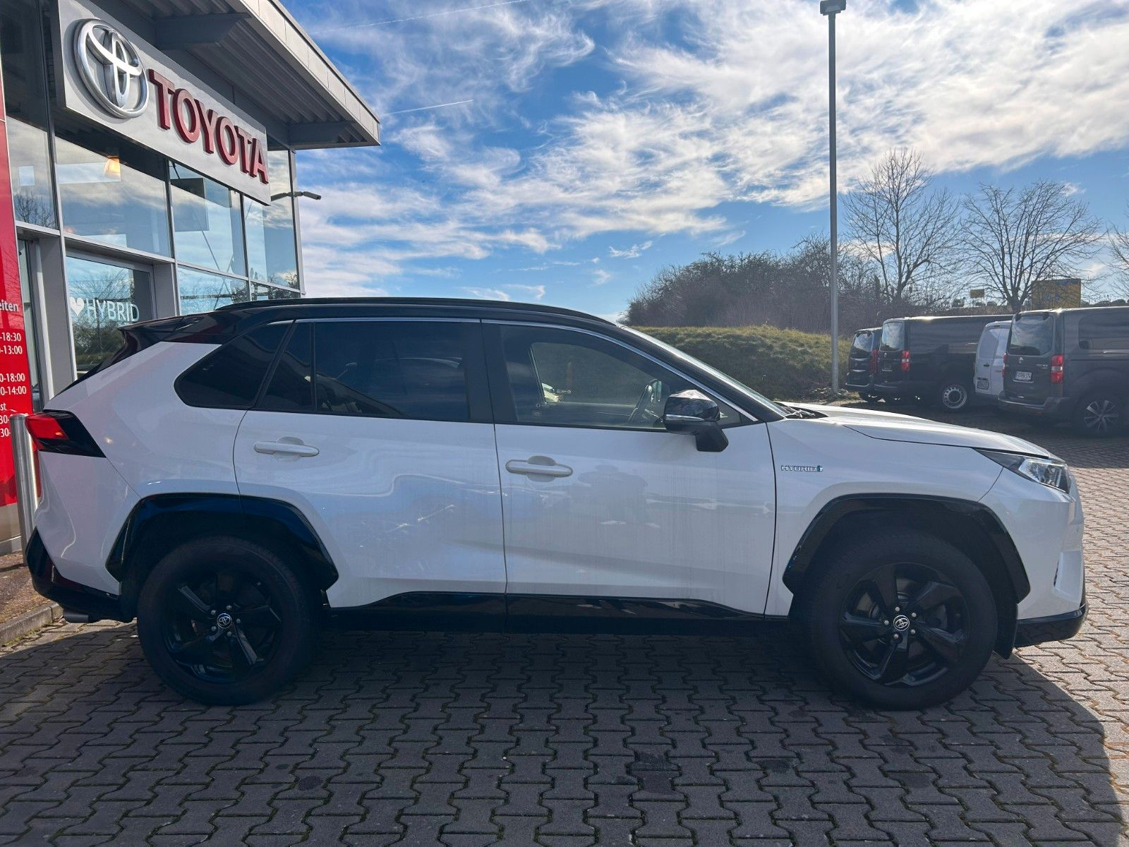 Toyota RAV4 Hybrid Style - Samsaru's Car Outlet