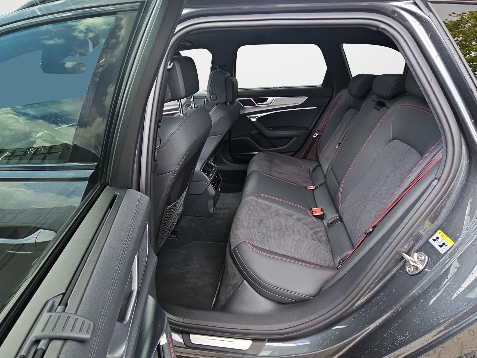 Audi A6 Avant TFSI 55 e quattro S tronic S line  Head
