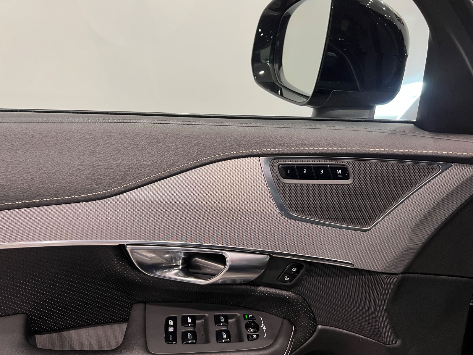 Volvo XC90 R Design AWD - Samsaru's Car Outlet