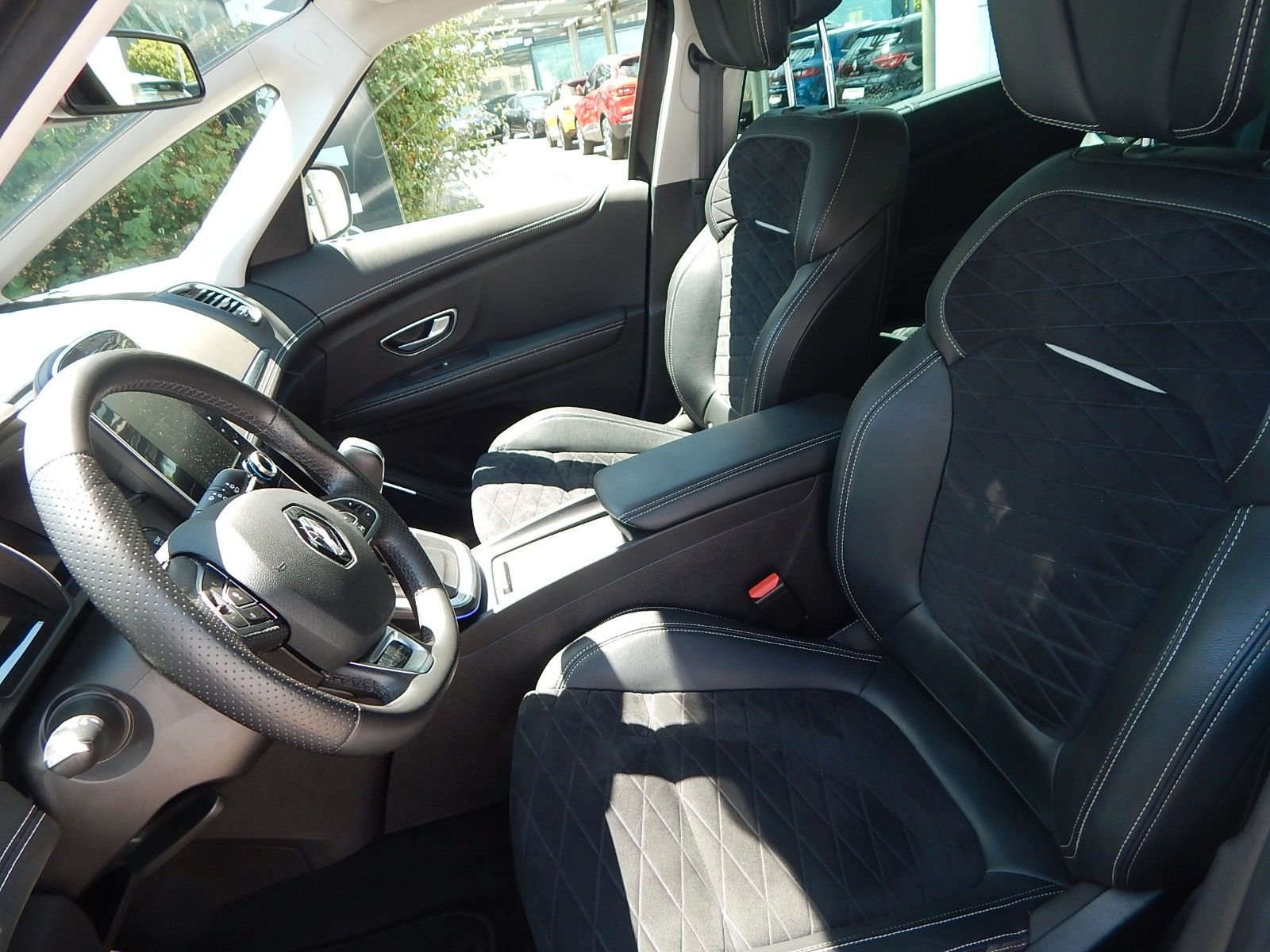 Renault Scenic TCe 140 Black Edition - Samsaru's Car Outlet