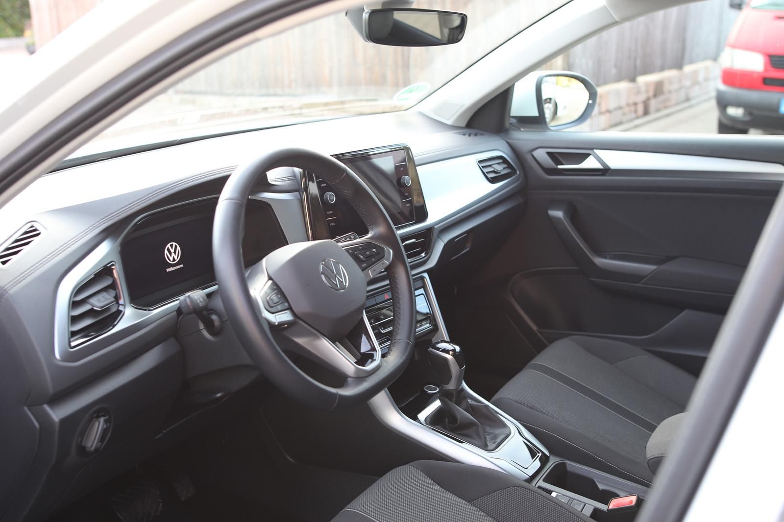Volkswagen T-Roc 1.5 TSI Life DSG - Samsaru's Car Outlet