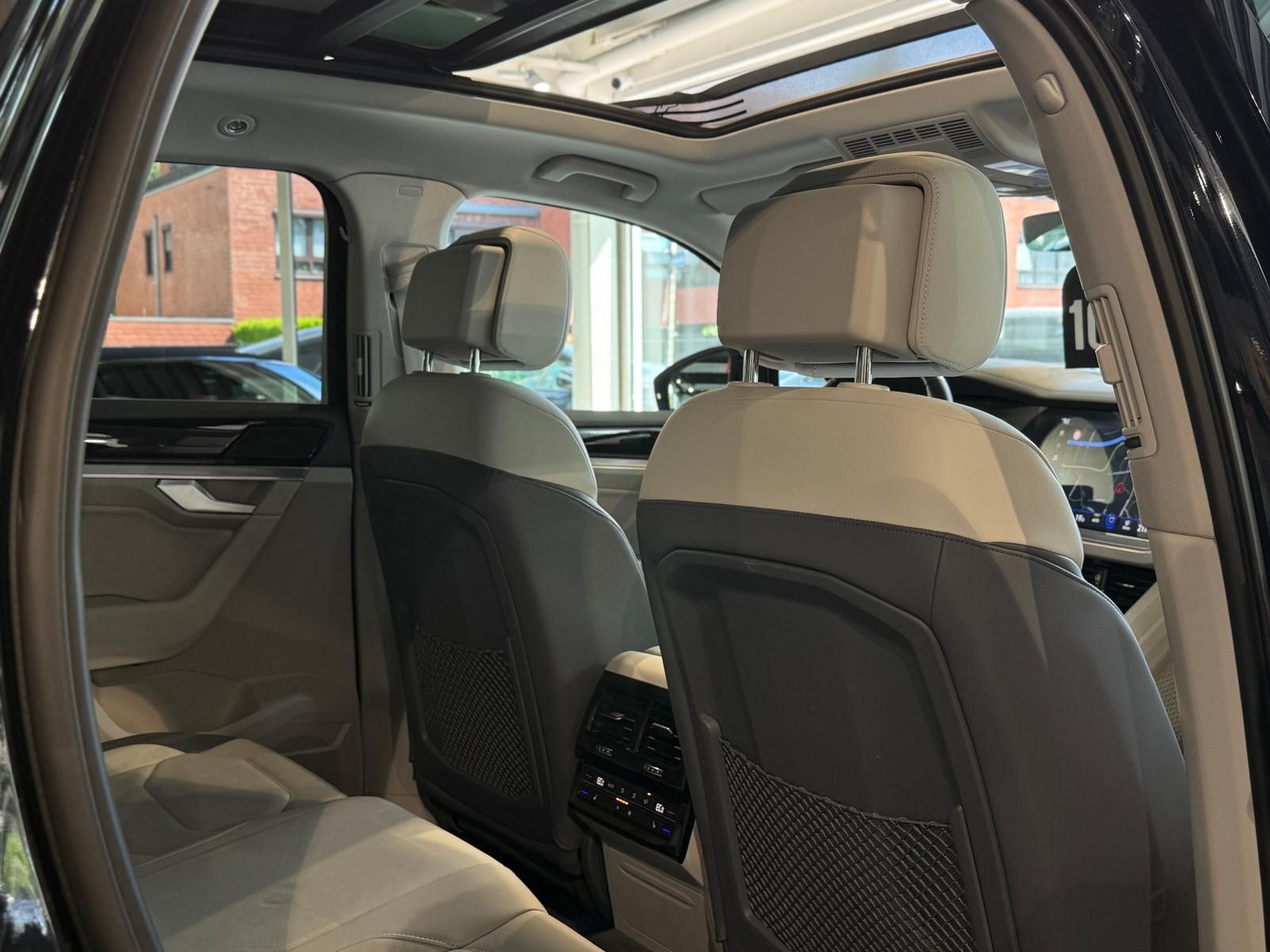 Volkswagen Touareg Elegance 4Motion eHybrid - Samsaru's Car Outlet