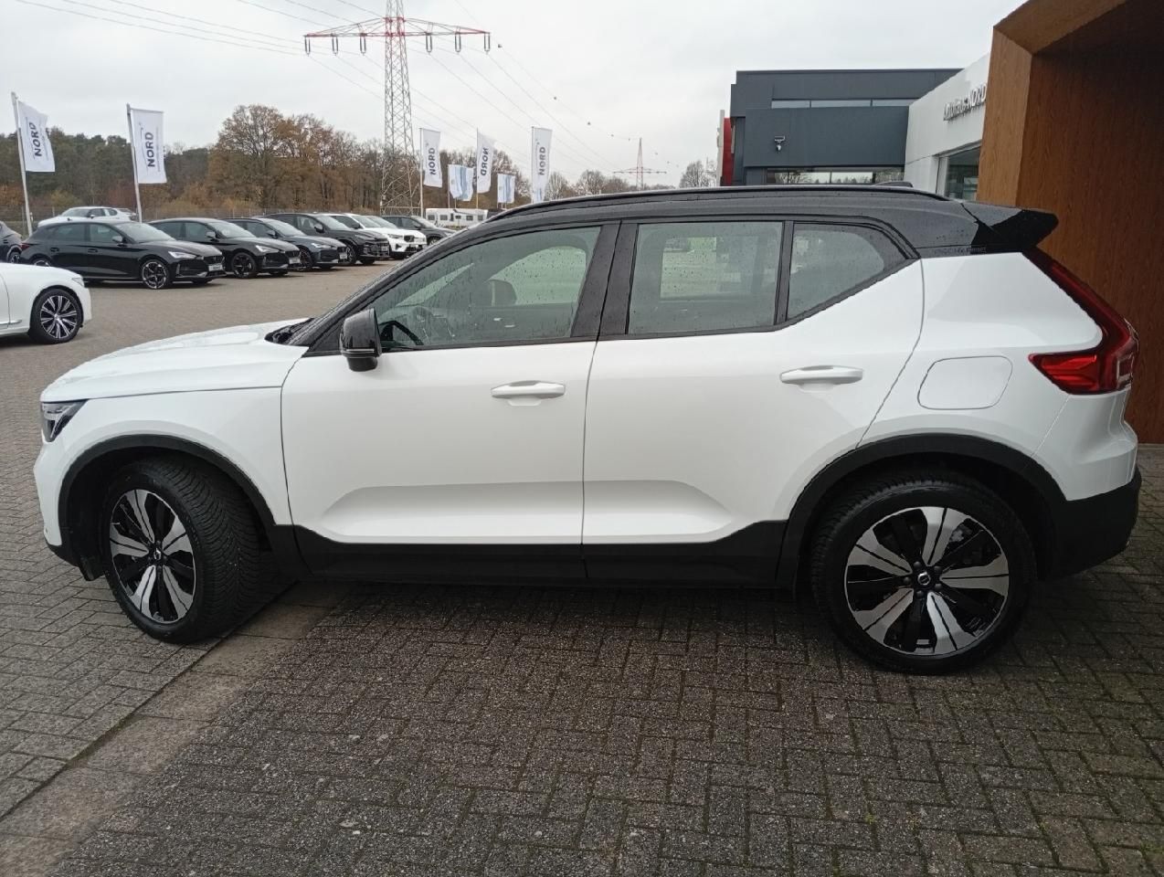Volvo XC40 Twin Core Pure Electric AWD/AHK/GJR/Wärmepu