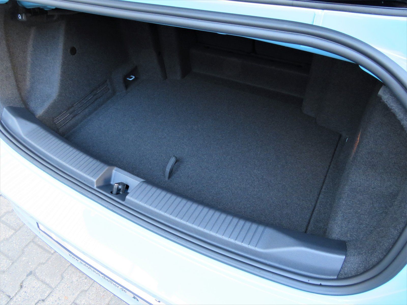 Volkswagen T-Roc 1.5 TSI DSG R-Line - Samsaru's Car Outlet
