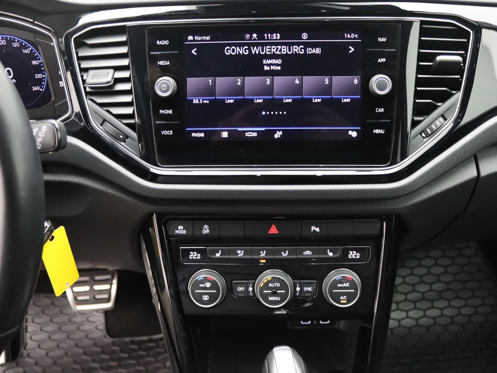 Volkswagen T-Roc 1.5 TSI DSG - Samsaru's Car Outlet