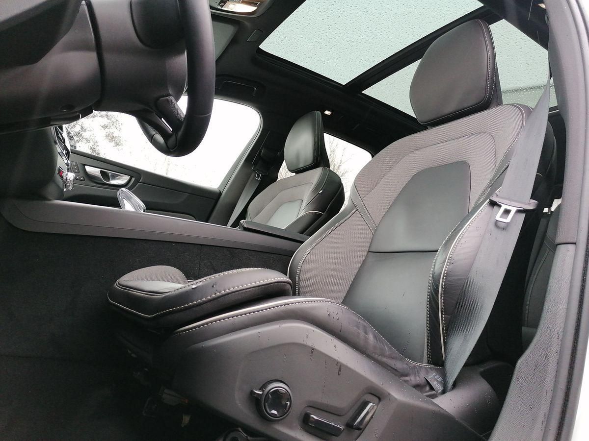 Volvo XC60 B4 AWD Plus Dark ACC BLIS H/K PANO STDHZ