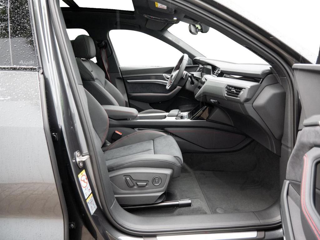 Audi Q8 S line 50 e-tron quattro - Samsaru's Car Outlet