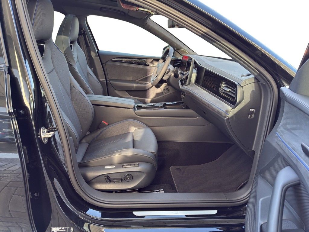 Volkswagen Passat 1.5 eHybrid DSG R-Line DCC BLACK STYLE*AH