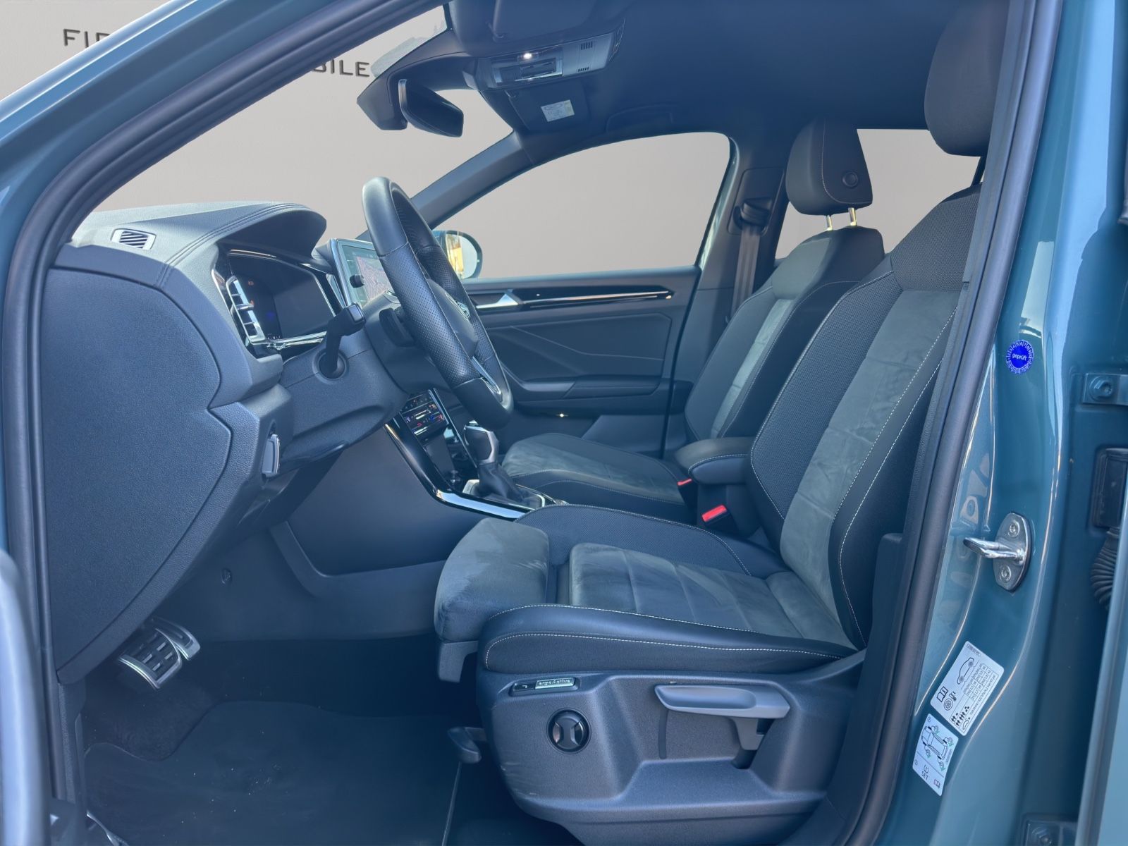 Volkswagen T-Roc R-Line 4M - Samsaru's Car Outlet