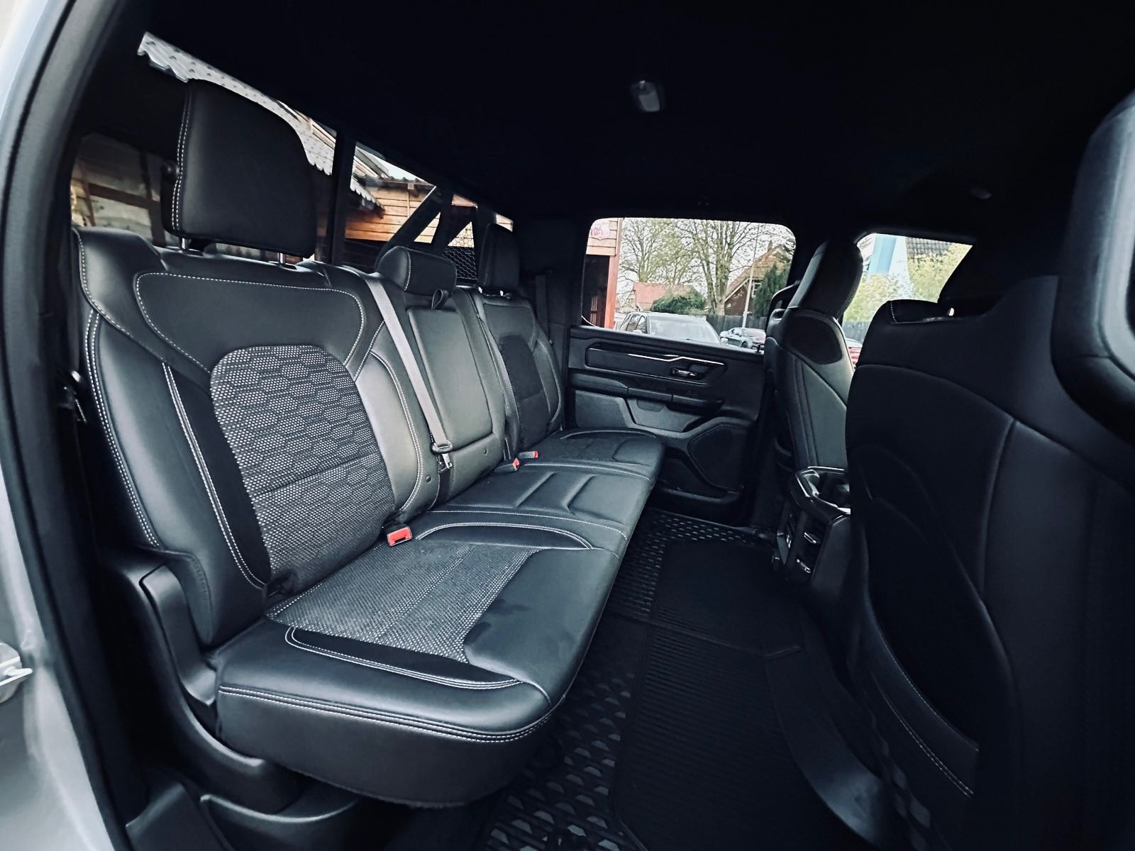 Dodge BUILT TO SERVE*4X4*OFF-ROAD*BÜGEL*AHK*NAVI*SERVI