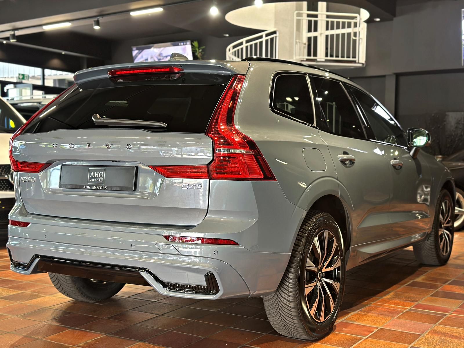 Volvo XC60 B4D AWD PLUS DARK VLED ACC HK 4xSHZ DRIV-AS
