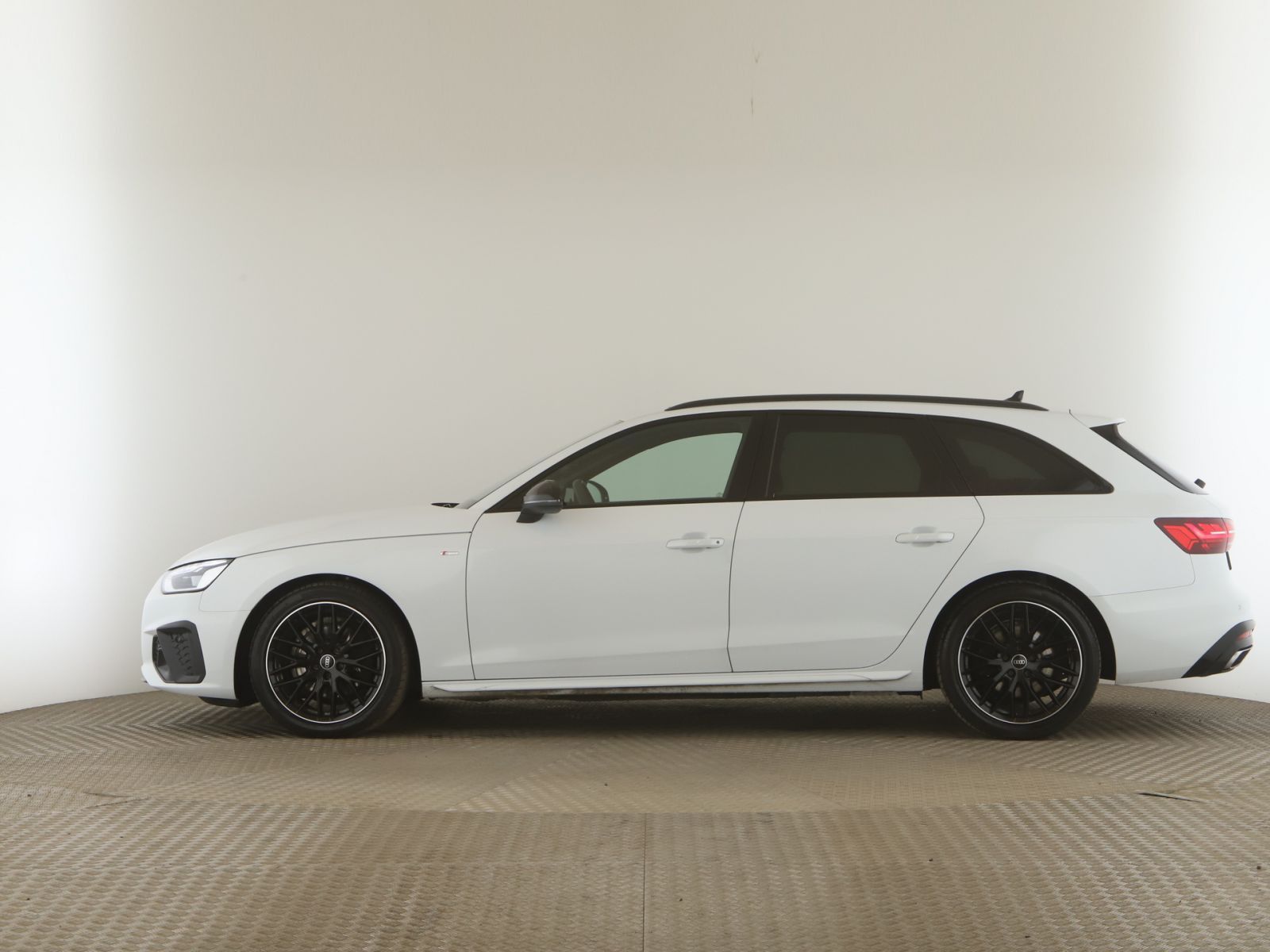 Audi A4 Avant 35 TDI S line - Samsaru's Car Outlet