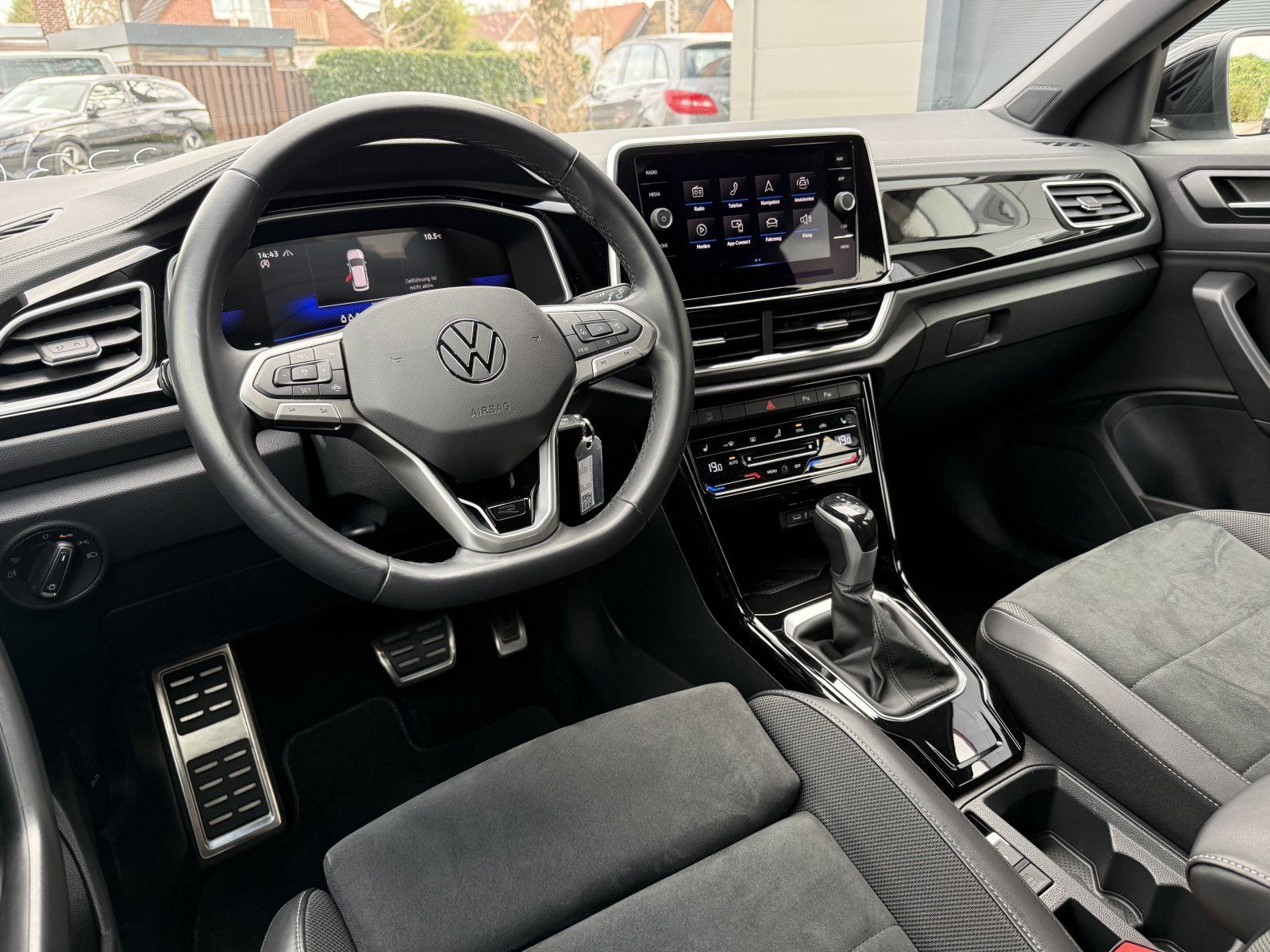 Volkswagen T-Roc 2.0 TDI R-Line - Samsaru's Car Outlet