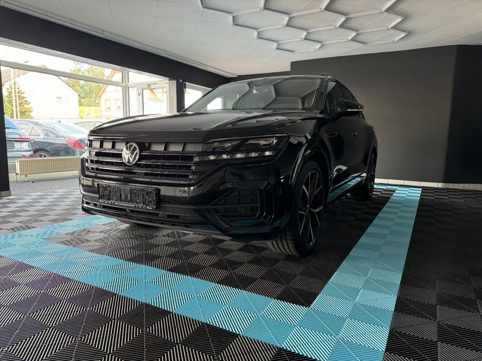 Volkswagen R-Line - Samsaru's Car Outlet