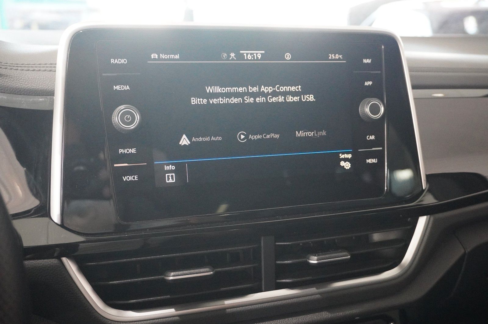 Volkswagen T-Roc 2.0D R-LINE 4MOTION - Samsaru's Car Outlet
