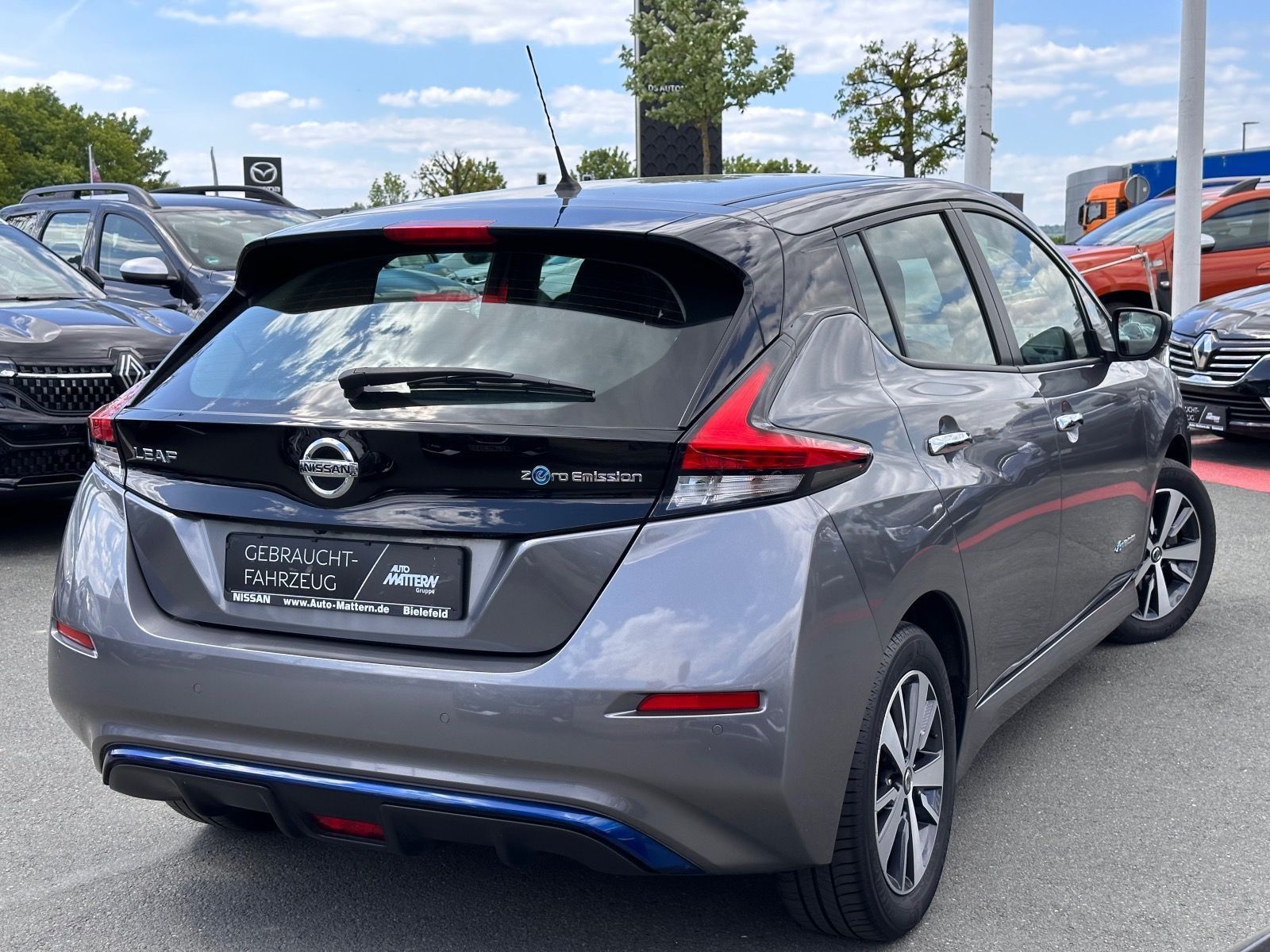 Nissan Leaf - Samsaru's Car Outlet