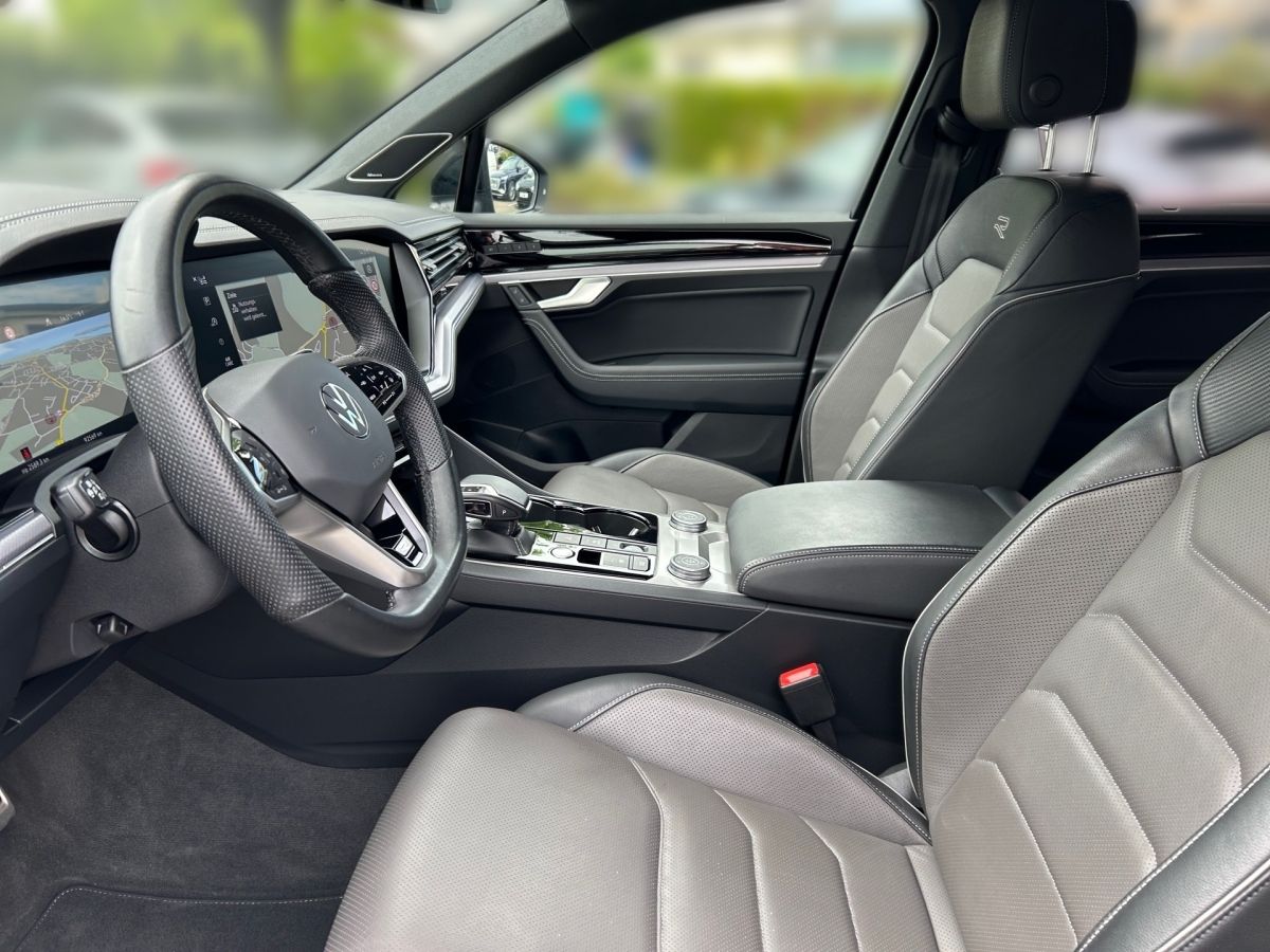 Volkswagen Touareg 3.0 TDI 4M R-Line - Samsaru's Car Outlet