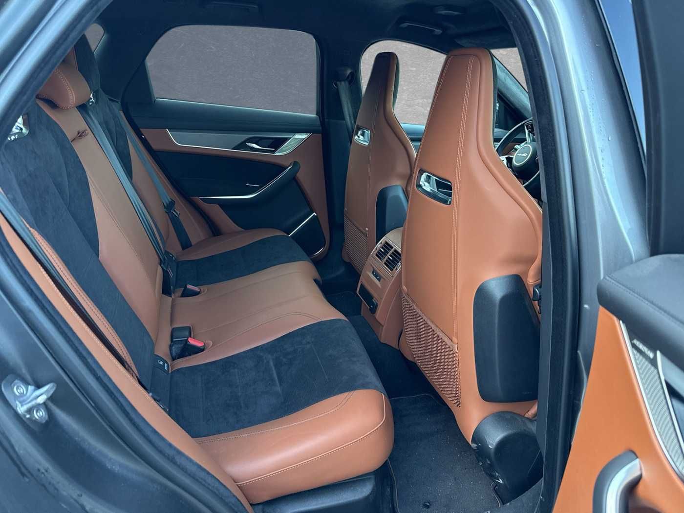 Jaguar F-Pace P550 SVR